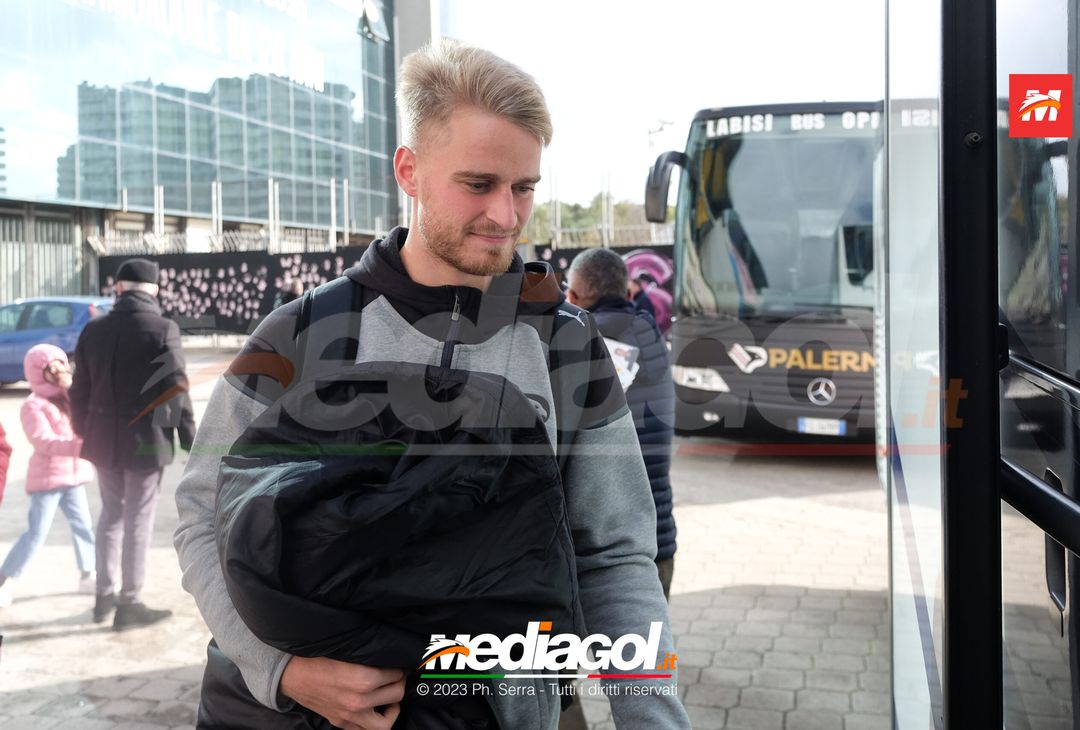 FOTO Como-Palermo, il Palermo in partenza dal ‘Renzo Barbera’ (GALLERY) - immagine 34