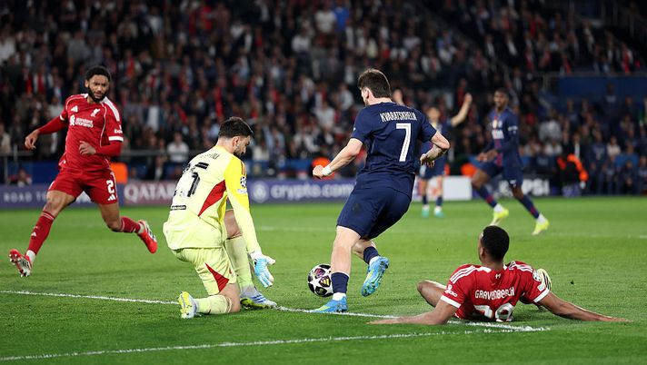 PARIS, FRANCE - APRIL 08: Khvicha Kvaratskhelia of Paris Saint-Germain goes around Giorgi Mamardashvili of Liverpool to score his team's second goal during the UEFA Champions League 2025/26 Quarter-Final First Leg match between Paris Saint-Germain FC and Liverpool FC at Parc des Princes on April 08, 2026 in Paris, France. (Photo by Justin Setterfield/Getty Images) Liverpool-Psg, statistiche e precedenti tra le due potenze del calcio europeo - immagine 1