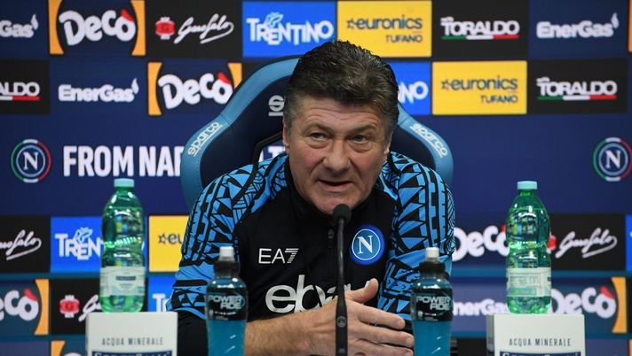 NAPLES, ITALY - DECEMBER 28: Walter Mazzarri, head coach of Napoli, speaks at a press conference on December 28, 2023 in Naples, Italy. (Photo by SSC NAPOLI/SSC NAPOLI via Getty Images) Mazzarri: “Abbiamo il fuoco dentro. Ecco quanto starà fuori Natan. Su Osimhen e Lobotka…” - immagine 1