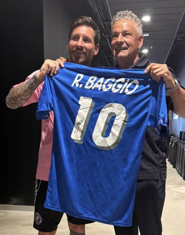 FOTO – Messi incontra Baggio: “Sei un crack e una leggenda del calcio” - immagine 1