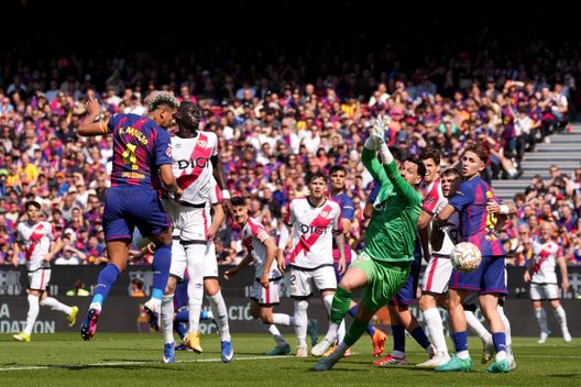 BARCELLONA, SPAGNA - 22 MARZO: Ronald Araujo dell'FC Barcelona segna il primo gol della sua squadra durante la partita di LaLiga EA Sports tra FC Barcelona e Rayo Vallecano de Madrid allo Spotify Camp Nou il 22 marzo 2026 a Barcellona, Spagna. (Foto di Alex Caparros/Getty Images) Araujo: nonostante lo stop per problemi di salute mentale, ha già eguagliato il suo record di gol stagionale- immagine 2