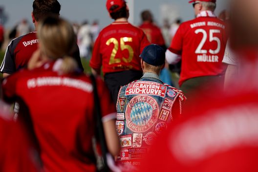 MONACO DI BAVIERA, GERMANIA - 10 MAGGIO: Un tifoso del Bayern Monaco si dirige allo stadio indossando una giacca di jeans con toppe a sostegno della squadra prima della partita di Bundesliga tra FC Bayern Monaco e Borussia Mönchengladbach all'Allianz Arena il 10 maggio 2025. (Foto di Adam Pretty/Getty Images) Tifoserie a confronto: Bayern-Boca Juniors, chi vince sugli spalti?- immagine 5