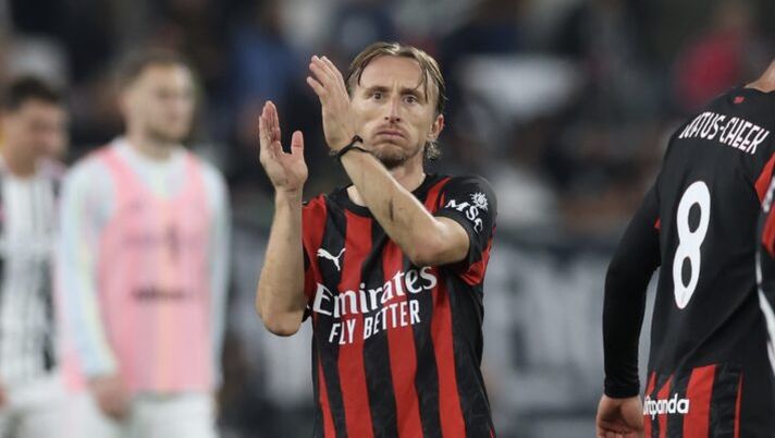 TURIN, ITALY - OCTOBER 05: Luka Modric of AC Milan reacts at the end of the Serie A match between Juventus FC and AC Milan at Allianz Stadium on October 05, 2025 in Turin, Italy. (Photo by Claudio Villa/AC Milan via Getty Images) Modric valuta il ritiro dopo il Mondiale! E Pulisic: “Torneremo in alto! Le critiche sul mio digiuno…” - immagine 1