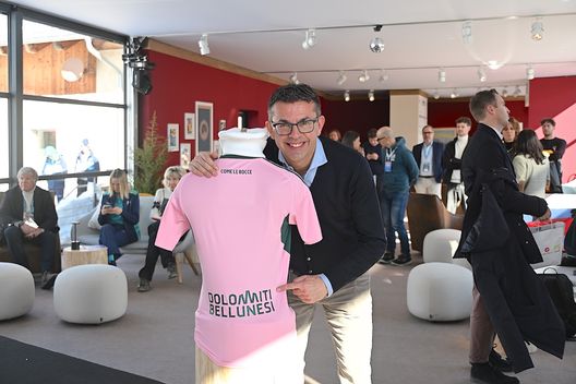 Dolomiti Bellunesi, le nuove divise presentate a Cortina- immagine 2