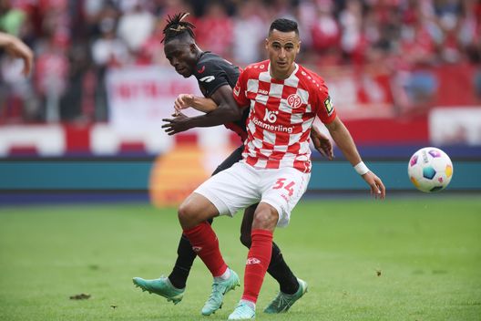 Anwar El Ghazi con la maglia del Mainz. (Foto di Alex Grimm/Getty Images) El Ghazi licenziato nel 2023 dal Mainz per un post sulla Palestina, ora il club deve risarcirlo- immagine 2