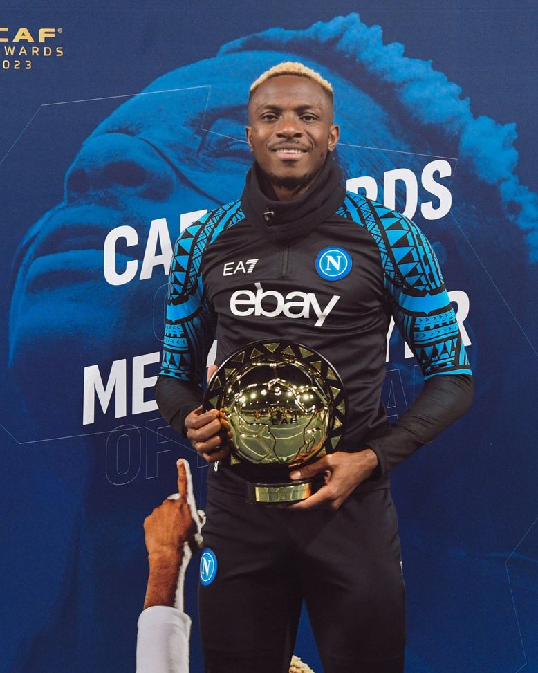 FOTO Osimhen in campo col Pallone d’Oro Africano: la premiazione di Victor- immagine 2