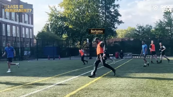 Si traveste e va a giocare al campetto: il prank di Berbatov diventa virale - immagine 1