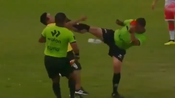 Colpo da karateka, l’arbitro si difende e abbatte con un calcio l’invasore di campo