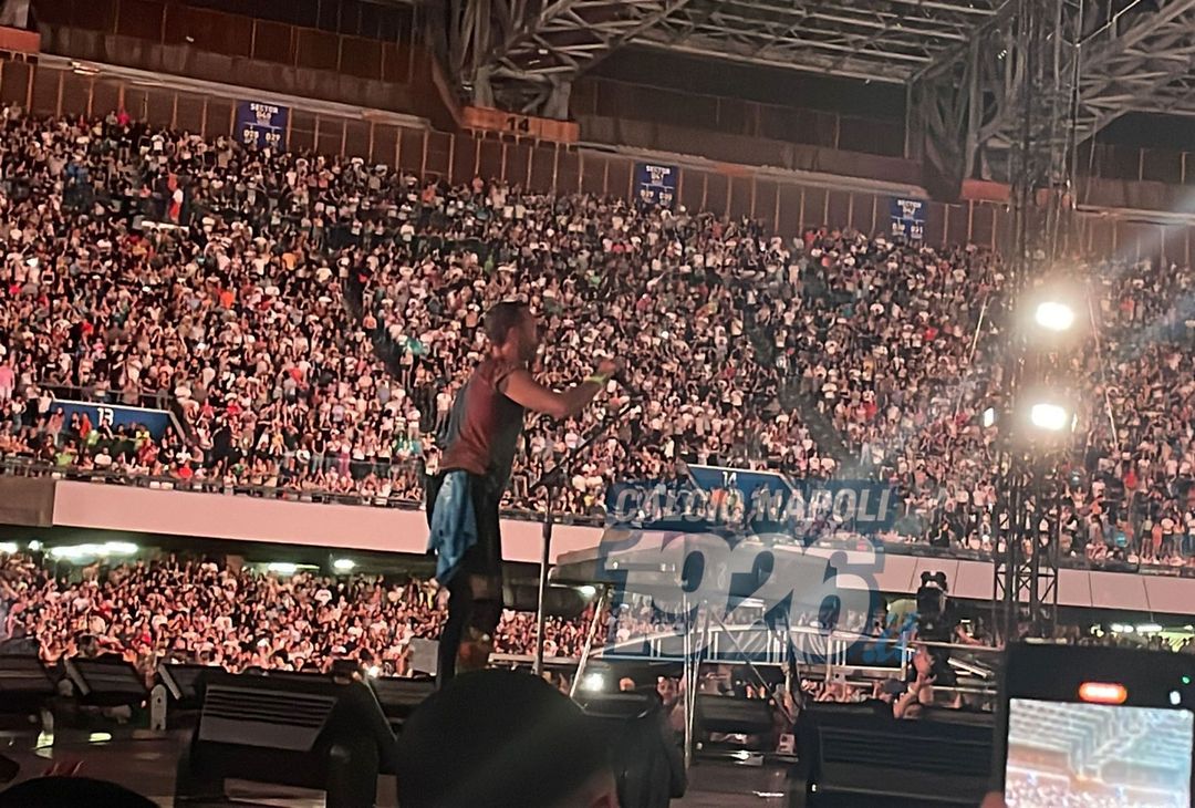 GALLERY Coldplay, Chris Martin scalda il Maradona indossando la maglia del più grande - immagine 4