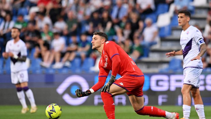 REGGIO NELL'EMILIA, ITALY - JUNE 02: Michele Cerofolini of ACF Fiorentina controls the ball during the Serie A match between US Sassuolo and ACF Fiorentina at Mapei Stadium - Citta' del Tricolore on June 02, 2023 in Reggio nell'Emilia, Italy. (Photo by Alessandro Sabattini/Getty Images) VN – Cerofolini, ore decisive: Frosinone in attesa del sì - immagine 1