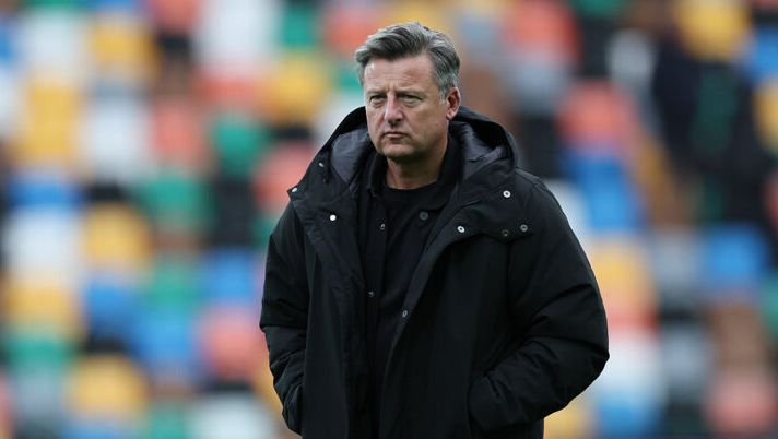 UDINE, ITALY - NOVEMBER 22: Kosta Runjaic, manager of Udinese, out on the pitch ahead of the Serie A match between Udinese Calcio and Bologna FC 1909 at Stadio Friuli on November 22, 2025 in Udine, Italy. (Photo by Timothy Rogers/Getty Images) Runjaic: “Pretendo di più da Zaniolo, a Davis serve tempo! Oggi regali di Natale anticipati, i fischi…” - immagine 1