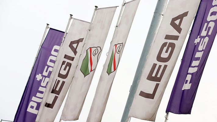 WARSAW, POLAND - SEPTEMBER 30: Legia Warszawa flags flying above Wojska Polskiego Stadium ahead of the UEFA Europa League group C match between Legia Warszawa and Leicester City at Wojska Polskiego Stadium on September 30, 2021 in Warsaw, Poland. (Photo by Plumb Images/Leicester City FC via Getty Images) Dramma Legia Varsavia: il 17enne Jezewski in fin di vita dopo un incidente stradale - immagine 1