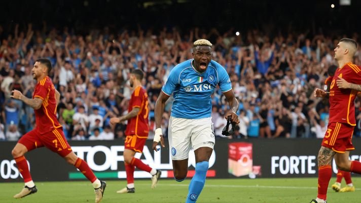 NAPLES, ITALY - APRIL 28: Victor Osimhen of SSC Napoli celebrates after scoring his side second goal during the Serie A TIM match between SSC Napoli and AS Roma - Serie A TIM at Stadio Diego Armando Maradona on April 28, 2024 in Naples, Italy. (Photo by Francesco Pecoraro/Getty Images) Osimhen, contatto tra il suo agente e l’Arsenal: ma il futuro potrebbe essere altrove - immagine 1