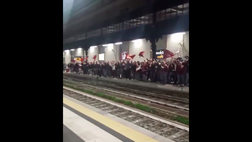 Video – A Genova la gioia dei tifosi: la stazione si tinge di granata