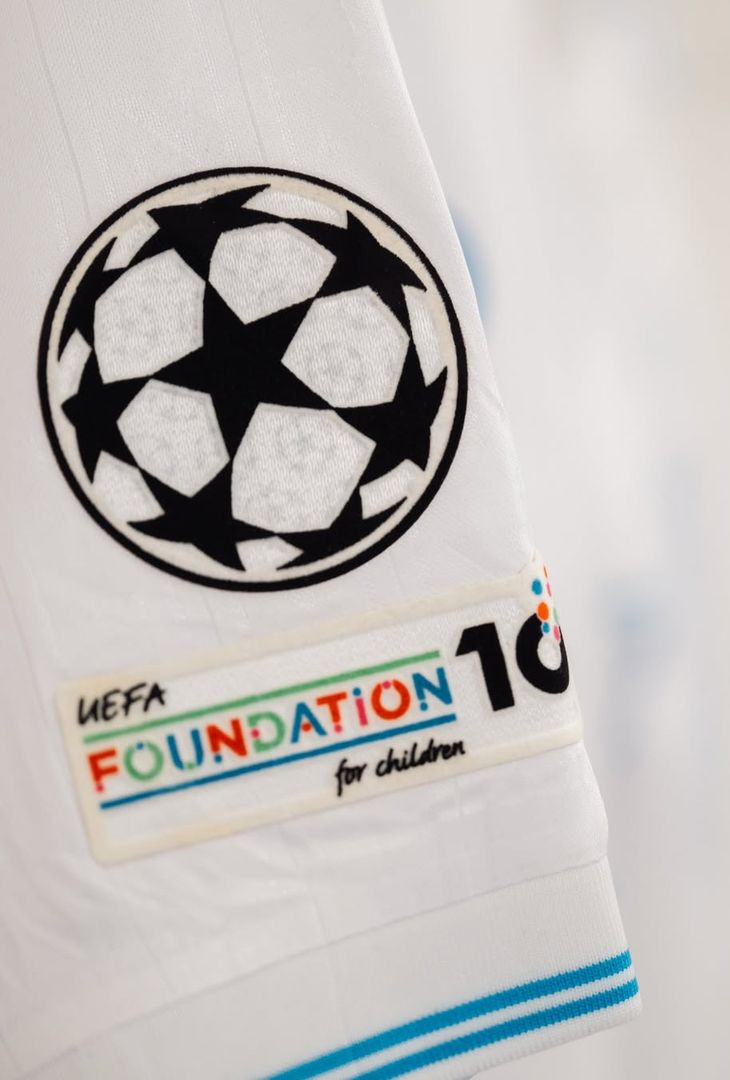 Sale l'attesa per il fischio d'inizio (fissato per le 21:00 odierne) di Napoli-Qarabag, gara valevole per la 5ª giornata della League Phase dell'annuale edizione di Champions. Per l'occasione, la squadra di Antonio Conte, come dimostra il seguente post pubblicato dalla società partenopea sul proprio account Instagram, scenderà in campo con indosso la maglia bianca.