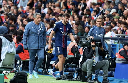 Khvicha Kvaratskhelia #7 del Paris Saint-Germain reagisce dopo l'infortunio durante la partita McDonald's di Ligue 1 tra Paris Saint-Germain e RC Lens al Parc des Princes il 14 settembre 2025 a Parigi, Francia. (Foto di Xavier Laine/Getty Images) PSG, è emergenza Champions: due infortuni e Kvaratskhelia esce dopo mezz’ora- immagine 2