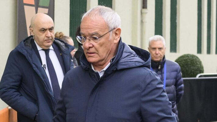 VENICE, ITALY - FEBRUARY 09: AS Roma coach Claudio Ranieri arrives at the Stadio Pier Luigi Penzo before the Serie A match between Venezia and AS Roma on February 09, 2025 in Venice, Italy. (Photo by Luciano Rossi/AS Roma via Getty Images) Ranieri: “Perché Hummels e Paredes in vacanza, come ho visto Gourna-Douath” - immagine 1