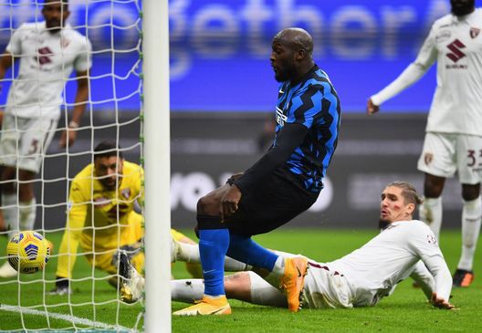 MILAN, ITALY - NOVEMBER 22: Romelu Lukaku of FC Internazionale scores the goal during the Serie A match between FC Internazionale and Torino FC at Stadio Giuseppe Meazza on November 22, 2020 in Milan, Italy. (Photo by Claudio Villa - Inter/Inter via Getty Images) Inter-Torino 4-2, l’analisi dei gol: Rincon sbaglia e parte la rimonta- immagine 5
