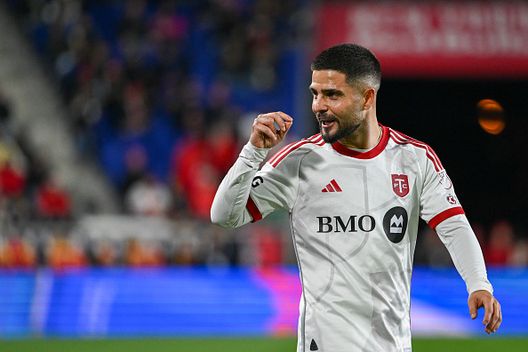 Lorenzo Insigne, numero 24 del Toronto FC, risponde a un fischio durante il primo tempo contro i New York Red Bulls allo Sports Illustrated Stadium il 22 marzo 2025 a Harrison, New Jersey Insigne e Bernardeschi: Italians do it better, una nuova vita in Canada- immagine 3