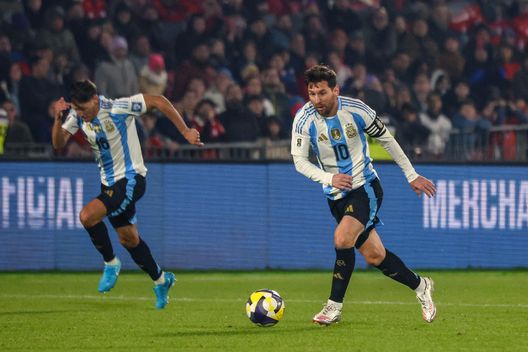 Lionel Messi in Cile-Argentina, partita giocata negli scorsi giorni. (Foto di Marcelo Hernandez/Getty Images) Argentina-Colombia, i tre duelli chiave che possono decidere la partita- immagine 2