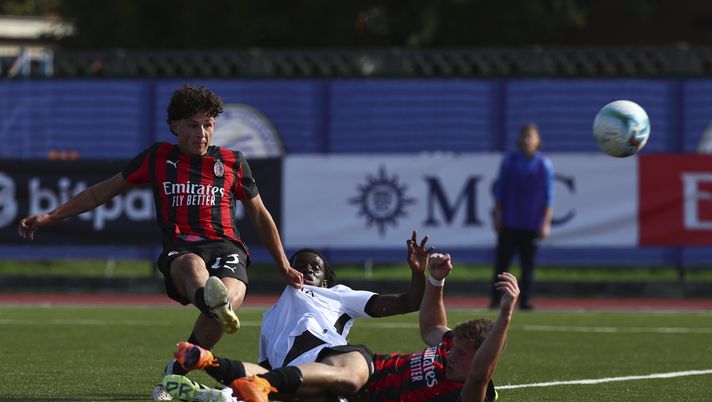 CARATE BRIANZA, ITALY - OCTOBER 25: Simone Lontani of AC Milan U20 scores the opening goal during the Primavera 1 match between AC Milan U20 and Cesena FC U20 at Sportitalia Village on October 25, 2025 in Carate Brianza, Italy. (Photo by Giuseppe Cottini/AC Milan via Getty Images) Milan Primavera, Lontani segna e dedica il gol all’infortunato La Mantia - immagine 1