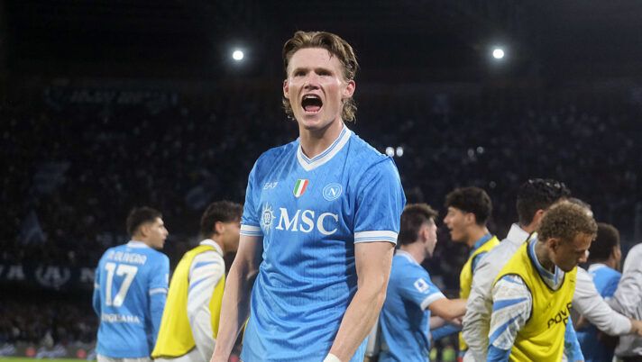 NAPLES, ITALY - OCTOBER 25: Scott McTominay of SSC Napoli celebrates his side third goal scored by Frank Zambo Anguissa during the Serie A match between SSC Napoli and FC Internazionale at Stadio Diego Armando Maradona on October 25, 2025 in Naples, Italy. (Photo by Francesco Pecoraro/Getty Images) McTominay: “Segno sempre? Conte mi chiede standard elevati: abbiamo ancora tanti sogni” - immagine 1