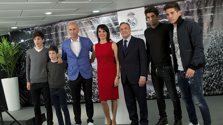MADRID, SPAIN - JANUARY 04: Real Madrid CF president Florentino Perez poses for a picture with Zinedine Zidane as new Real Madrid head coach sourrounded by his family, wife Veronique Zidane and sons (L-R) Theo Zidane, Elyaz Zidane Fernandez, Enzo Fernandez and Luca Zinedine Zidane Fernandez at Santiago Bernabeu Stadium on January 4, 2016 in Madrid, Spain. (Photo by Gonzalo Arroyo Moreno/Getty Images) Francia, ecco un nuovo Zidane: il figlio di Zinedine Elyaz convocato per la Coppa del Mondo U20 - immagine 1
