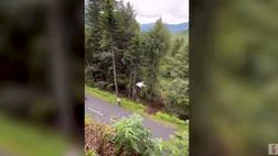 VIDEO / Follia al Tour: biker si lancia da 12 metri e vola sopra al gruppo