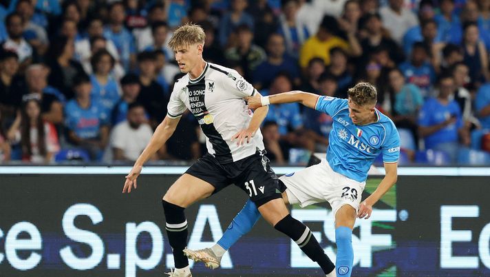 NAPLES, ITALY - SEPTEMBER 27: Jaka Bijol of Udinese Calcio battles for possession with Jasper Lindstrom of SSC Napoli during the Serie A TIM match between SSC Napoli and Udinese Calcio at Stadio Diego Armando Maradona on September 27, 2023 in Naples, Italy. (Photo by Francesco Pecoraro/Getty Images) Udinese-Napoli: azzurri spesso sotto in trasferta, bianconeri per la salvezza - immagine 1