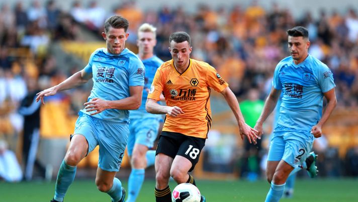 WOLVERHAMPTON, ENGLAND - AUGUST 25: Diogo Jota of Wolverhampton Wanderers runs with the ball closely followed by James Tarkowski of Burnley during the Premier League match between Wolverhampton Wanderers and Burnley FC at Molineux on August 25, 2019 in Wolverhampton, United Kingdom. (Photo by David Rogers/Getty Images) Premier League, il Governo dà una data per la ripartenza: a giugno si riprende - immagine 1