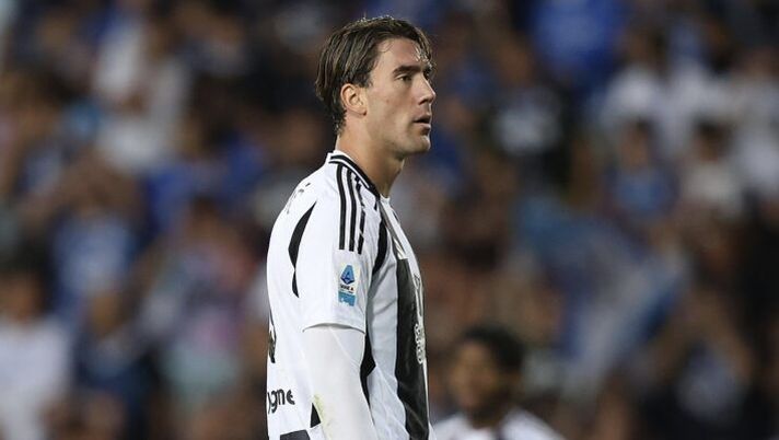 EMPOLI, ITALY - SEPTEMBER 14: Dusan Vlahovic of Juventus looks on during the Serie A match between Empoli and Juventus at Stadio Carlo Castellani on September 14, 2024 in Empoli, Italy. (Photo by Gabriele Maltinti/Getty Images) Tuttosport: “Juve, cosa cambia ora per Vlahovic: la gestione di Motta e il mercato…” - immagine 1