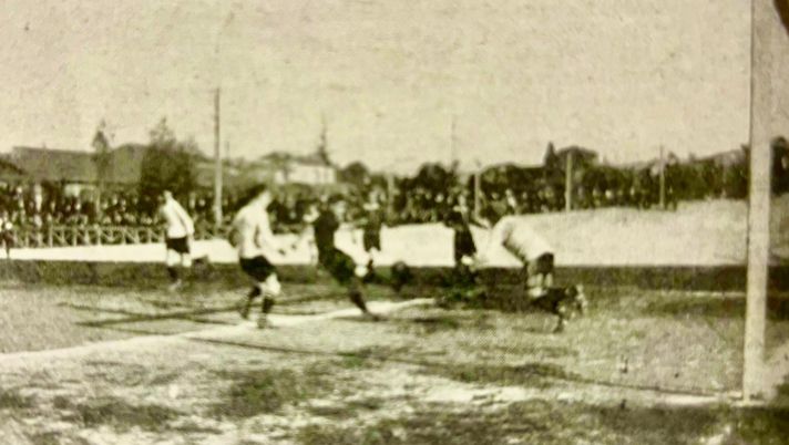 103 anni fa l’epica rissa nel derby di Firenze fra i futuri tifosi viola! 103 anni fa l’epica rissa nel derby di Firenze fra i futuri tifosi viola! - immagine 1
