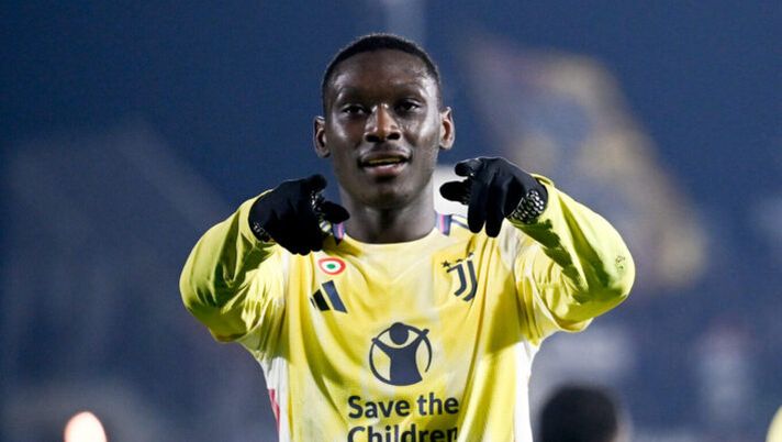 COMO, ITALY - FEBRUARY 7: Randal Kolo Muani of Juventus celebrates 0-1 goal during the Serie A match between Como and Juventus at Stadio G. Sinigaglia on February 7, 2025 in Como, Italy. (Photo by Daniele Badolato - Juventus FC/Juventus FC via Getty Images) Juve al lavoro per tenere Kolo Muani l’anno prossimo: il club ha un grande alleato - immagine 1