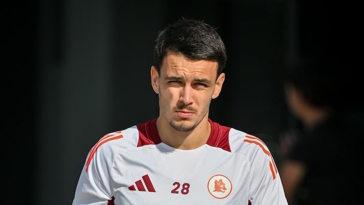 ROME, ITALY - OCTOBER 09: AS Roma player Enzo Le Fee during a training session at Centro Sportivo Fulvio Bernardini on October 09, 2024 in Rome, Italy. (Photo by Fabio Rossi/AS Roma via Getty Images) Loftus, Le Fee, Marchwinski, Da Cunha, Chukwueze e Fabbian: centrocampisti «spariti», cosa fare - immagine 1