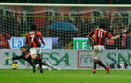 MILAN, ITALY - FEBRUARY 28: Zlatan Ibrahimovic of AC Milan scores the first goal during the Serie A match between AC Milan and SSC Napoli at Stadio Giuseppe Meazza on February 28, 2011 in Milan, Italy. (Photo by Claudio Villa/Getty Images) milan-napoli-partite-importanti-storiche-champions-league-formazioni-ricordi-memories-amarcord-maradona-van-basten-kvaratskhelia-leao