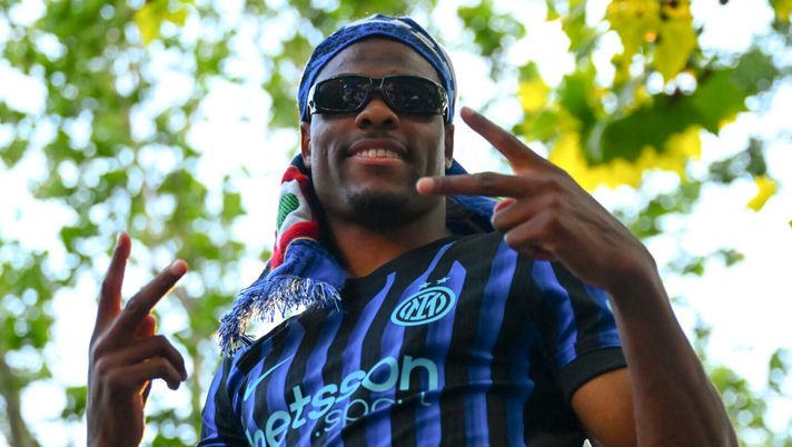 MILAN, ITALY - MAY 17: Denzel Dumfries of FC Internazionale celebrates the 21st Scudetto trophy during the Bus Parade on May 17, 2026 in Milan, Italy. (Photo by Mattia Pistoia - Inter/Inter via Getty Images) Inter, Romano: “Non 25, ecco la cifra esatta della clausola di Dumfries! Real favorito e lui…” - immagine 1