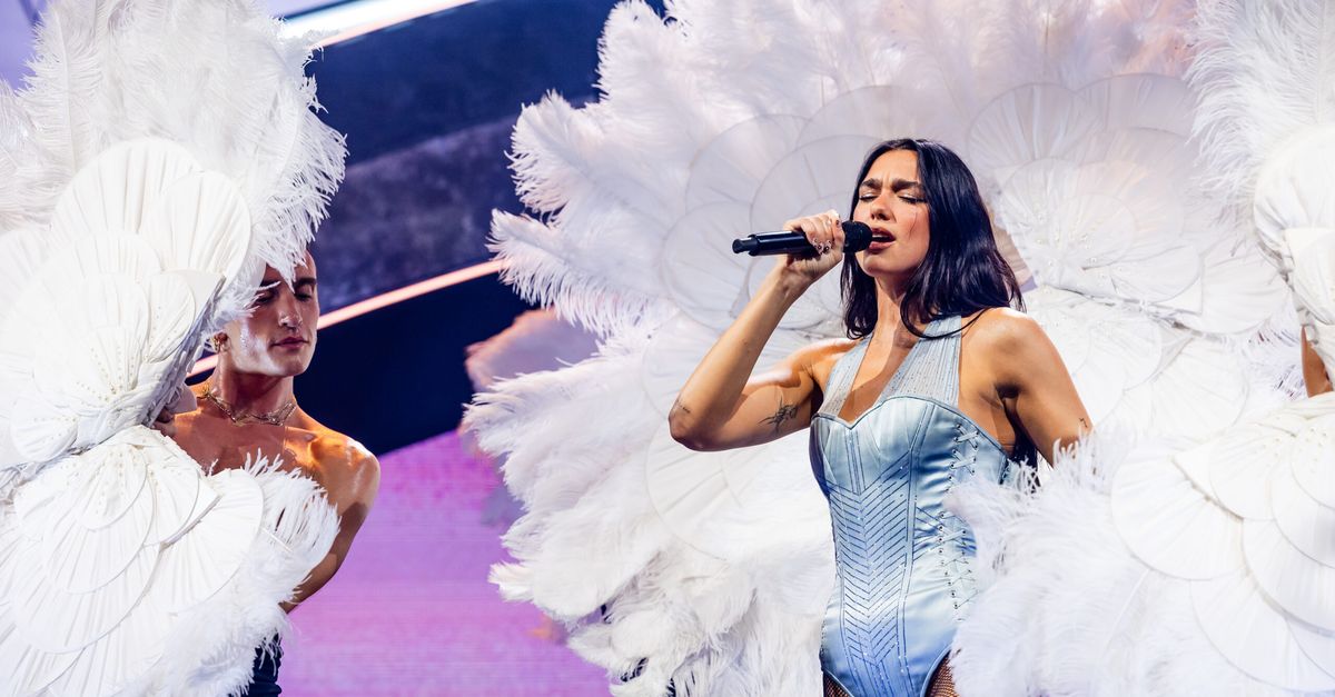 Dua Lipa si sposerà con Callum Turner: “Siamo fidanzati, l’anello mi fa impazzire”