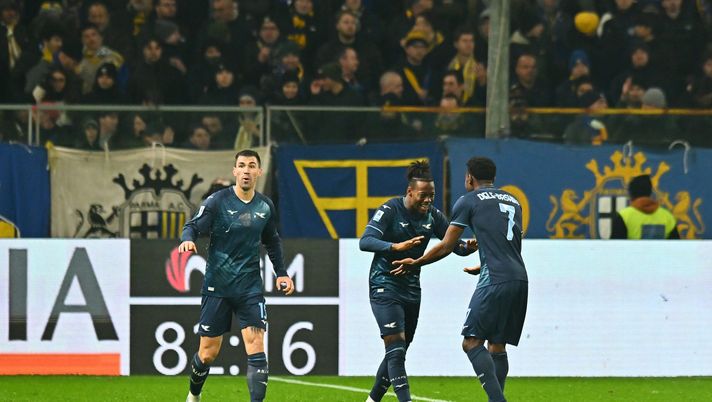 PARMA, ITALY - DECEMBER 13: Tijjani Noslin of Lazio (C) celebrates scoring his team's first goal with teammate Fisayo Dele-Bashiru (R) during the Serie A match between Parma Calcio 1913 and SS Lazio at Stadio Ennio Tardini on December 13, 2025 in Parma, Italy. (Photo by Alessandro Sabattini/Getty Images) Serie A, la Lazio resta in 9 ma batte il Parma 1-0: decisiva la rete di Noslin - immagine 1