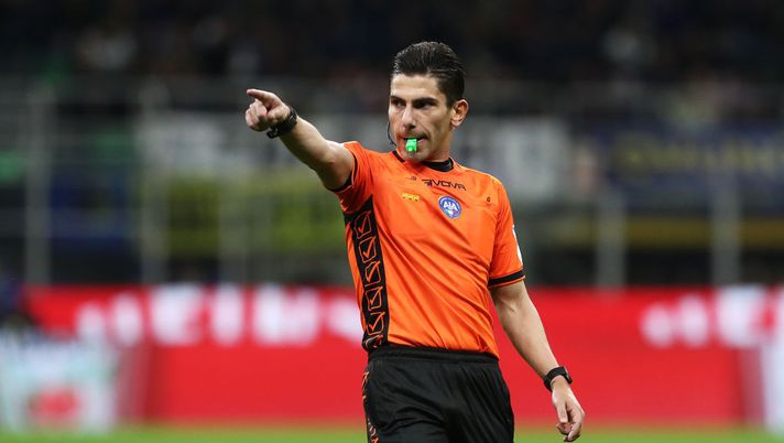 MILAN, ITALY - APRIL 01: Referee Federico Dionisi gestures during the Serie A TIM match between FC Internazionale and Empoli FC at Stadio Giuseppe Meazza on April 01, 2024 in Milan, Italy. (Photo by Marco Luzzani/Getty Images) Dionisi arbitrerà Milan-Empoli: è la sua “prima” con i rossoneri - immagine 1