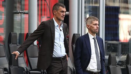 MILAN, ITALY - SEPTEMBER 03: Paolo Maldini and Frederic Massara of AC Milan look on before the Serie A match between AC Milan and FC Internazionale at Stadio Giuseppe Meazza on September 03, 2022 in Milan, Italy. (Photo by Marco Luzzani/Getty Images) MALDINI DIRIGENTE