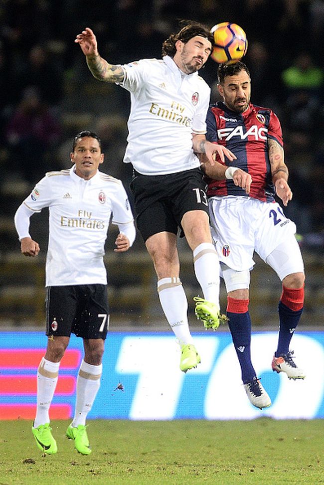 Alessio Romagnoli l'8 febbraio 2017 in Bologna-Milan 0-1 in nove contro undici (Photo by Mario Carlini / Iguana Press/Getty Images) Alessio Romagnoli due volte nella vita: vittoria in 9 contro 11, nel Milan e nella Lazio