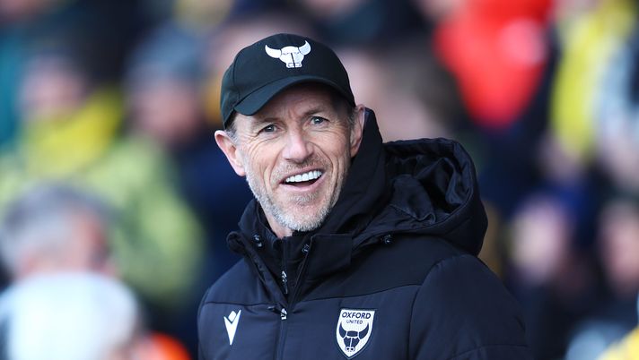 OXFORD, ENGLAND - MARCH 15: Gary Rowett, Head Coach of Oxford United, looks on prior to the Sky Bet Championship match between Oxford United FC and Watford FC at Kassam Stadium on March 15, 2025 in Oxford, England. (Photo by Cameron Howard/Getty Images) Oxford United, pre-season da film: il tecnico Gary Rowett a cavallo di un leone - immagine 1