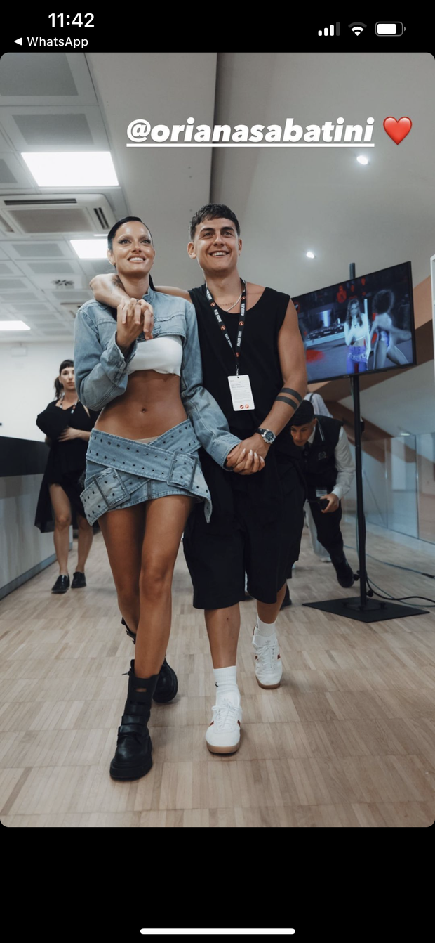 Concerto Radio Zeta, Dybala presente per sostenere Oriana. Poi lo scatto con Blanco- immagine 2