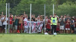 ORDINE, Milanello: fischi ma anche il lancio dei palloni ai bimbi