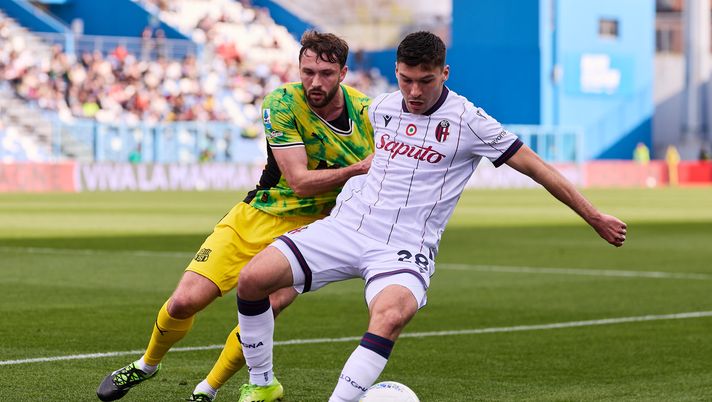 SASSUOLO, ITALY - MARCH 15: Nicolò Cambiaghi of Bologna FC competes for the ball with Sebastian Walukiewicz of US Sassuolo during the Serie A match between US Sassuolo Calcio and Bologna FC 1909 at Mapei Stadium Citta del Tricolore on March 15, 2026 in Sassuolo, Italy. (Photo by Emmanuele Ciancaglini/Getty Images) Cambiaghi: “Vittoria importante. Ora pensiamo alla Roma” - immagine 1