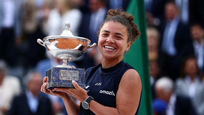 ROME, ITALY - MAY 17: Jasmine Paolini of Italy poses for a photo with the trophy following victory against Coco Gauff of United States in the the Women's Singles Final match on Day Thirteen of Internazionali BNL D'Italia 2025 at Foro Italico on May 17, 2025 in Rome, Italy. (Photo by Dan Istitene/Getty Images) La rossonera Paolini fa la storia a Roma: trionfo nel singolare e ranking stravolto - immagine 1