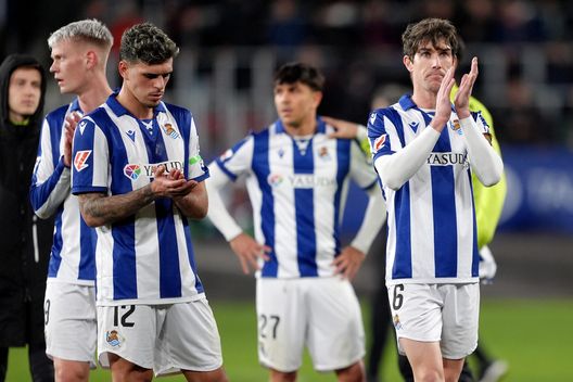 I giocatori della Real Sociedad dopo la sfida con l'Osasuna (Foto di Juan Manuel Serrano Arce/Getty Images) Una vittoria per salutare Ancelotti, Real Madrid favorito contro la Real Sociedad: il pronostico- immagine 2