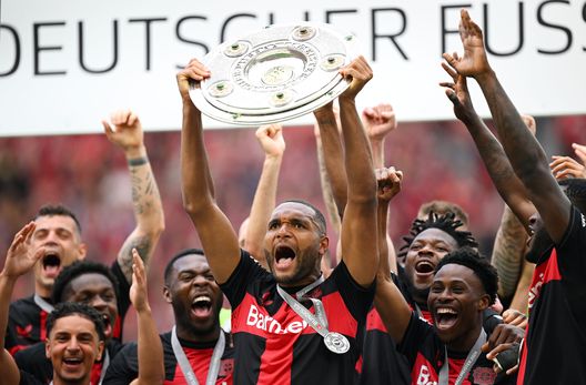 Jonathan Tah del Bayer Leverkusen festeggia con il trofeo del Meisterschale della Bundesliga dopo la vittoria della propria squadra durante la partita di Bundesliga tra Bayer 04 Leverkusen e FC Augsburg alla BayArena il 18 maggio 2024 a Leverkusen, Germania. (Foto di Stuart Franklin/Getty Images) Bayern Monaco, colpo in difesa: Jonathan Tah firma. Cifre e dettagli- immagine 3