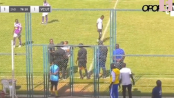 VIDEO / Protesta per il rigore: giocatore scappa col pallone