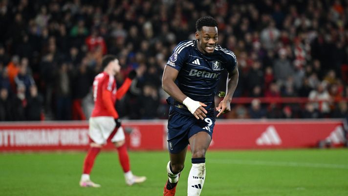 NOTTINGHAM, ENGLAND - DECEMBER 14: Jhon Duran of Aston Villa celebrates scoring his team's first goal during the Premier League match between Nottingham Forest FC and Aston Villa FC at City Ground on December 14, 2024 in Nottingham, England. (Photo by Michael Regan/Getty Images) Manna alla ricerca di una spalla per Lukaku, gioca in Inghilterra: il profilo - immagine 1